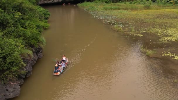 在越南宁边 用漂浮的船俯瞰美丽的杭州谷景 — 图库视频影像