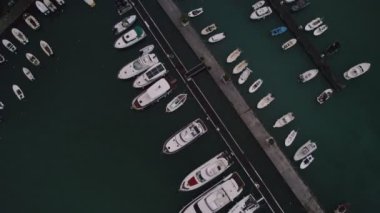 Kırmızı çatıları ve kilise çan kuleleri olan eski ortaçağ taştan evleri. Budva, Karadağ 'ın turizm merkezi ve bir yaz tatili beldesi. Karadağ 'da hava aracı şehir manzarası.