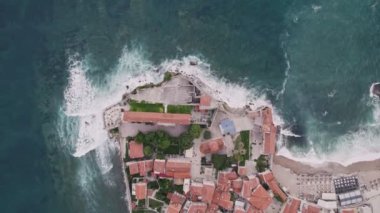 Kırmızı çatıları ve kilise çan kuleleri olan eski ortaçağ taştan evleri. Budva, Karadağ 'ın turizm merkezi ve bir yaz tatili beldesi. Karadağ 'da hava aracı şehir manzarası.