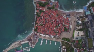 Budva kenti yakınlarındaki güzel Sveti Nikola Adası 'nın insansız hava aracı manzarası, Adriyatik Denizi, Karadağ' da güzel bir yaz sabahında gün batımı.