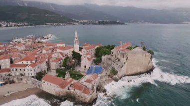 Kırmızı çatıları ve kilise çan kuleleri olan eski ortaçağ taştan evleri. Budva, Karadağ 'ın turizm merkezi ve bir yaz tatili beldesi. Karadağ 'da hava aracı şehir manzarası.