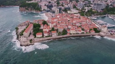 Kırmızı çatıları ve kilise çan kuleleri olan eski ortaçağ taştan evleri. Budva, Karadağ 'ın turizm merkezi ve bir yaz tatili beldesi. Karadağ 'da hava aracı şehir manzarası.