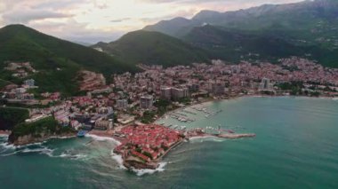 Budva kenti yakınlarındaki güzel Sveti Nikola Adası 'nın insansız hava aracı manzarası, Adriyatik Denizi, Karadağ' da güzel bir yaz sabahında gün batımı.