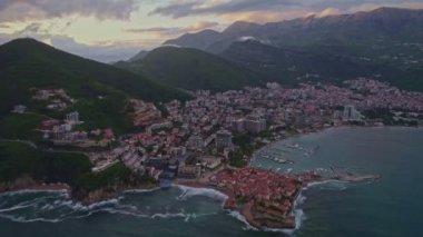 Budva kenti yakınlarındaki güzel Sveti Nikola Adası 'nın insansız hava aracı manzarası, Adriyatik Denizi, Karadağ' da güzel bir yaz sabahında gün batımı.