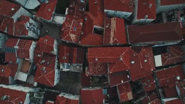 Kırmızı Çatıları Kilise Çan Kuleleri Olan Eski Ortaçağ Taştan Evleri — Stok video