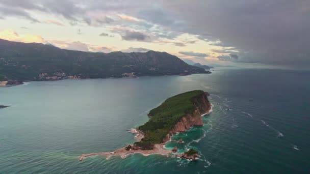 Vista Aérea Drone Bela Ilha Sveti Nikola Perto Cidade Budva — Vídeo de Stock