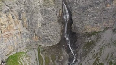 Güçlü bir şelale dağdan aşağı dökülüyor. İsviçre Alplerinde Şelale Buzul ile beslenen Staubifall ve Alpler.