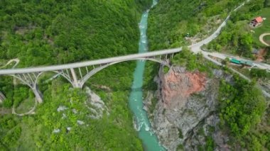 Karadağ 'ın Tara kenti üzerindeki ikonik Curcevica Tara beton kemer köprüsünün insansız hava aracı görüntüsü. 4K 'da ağır çekimde çekildi.. 