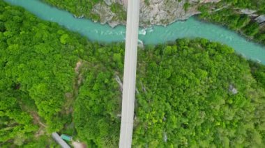 Karadağ 'ın Tara kenti üzerindeki ikonik Curcevica Tara beton kemer köprüsünün insansız hava aracı görüntüsü. 4K 'da ağır çekimde çekildi.. 