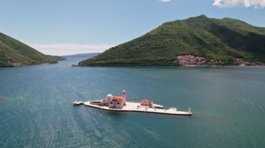 Aziz George Adası ve Karadağ 'ın Perast kentindeki Kayalıkların Efendisi Kilisesi. Kotor Bay Montenegro, Avrupa 'daki Rock Adası' nın Leydisi ve Perast Kilisesi. 4K Drone Görüntüsü.