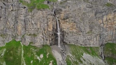 Güçlü bir şelale dağdan aşağı dökülüyor. İsviçre Alplerinde Şelale Buzul ile beslenen Staubifall ve Alpler.