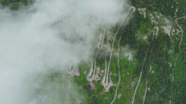 Karadağ 'daki Lovcen Yolu bu çarpıcı insansız hava aracı videosuyla. Lovcen Milli Parkı 'nda kıvrımlı kıvrımlı kıvrımlı yılan yoluna tanık olun. Dağ manzaraları arasında heyecan verici zikzaklar..