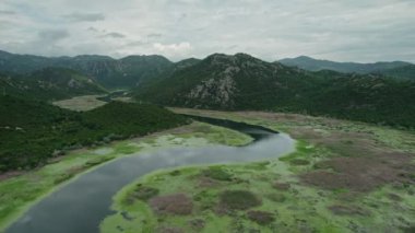 Karadağ 'daki Skadar Gölü yakınlarındaki Pavlova Strana' daki at nalı şeklindeki nehir kıvrımının çarpıcı görüntülerini kaydediyor. Görüntüler 4K 'deki doğal güzelliğin büyüleyici bir görüntüsünü veriyor.. 