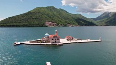 Aziz George Adası ve Karadağ 'ın Perast kentindeki Kayalıkların Efendisi Kilisesi. Kotor Bay Montenegro, Avrupa 'daki Rock Adası' nın Leydisi ve Perast Kilisesi. 4K Drone Görüntüsü.