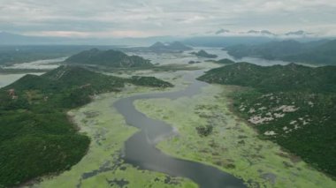 Karadağ 'daki Skadar Gölü yakınlarındaki Pavlova Strana' daki at nalı şeklindeki nehir kıvrımının çarpıcı görüntülerini kaydediyor. Görüntüler 4K 'deki doğal güzelliğin büyüleyici bir görüntüsünü veriyor.. 