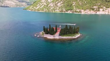 Aziz George Adası ve Karadağ 'ın Perast kentindeki Kayalıkların Efendisi Kilisesi. Kotor Bay Montenegro, Avrupa 'daki Rock Adası' nın Leydisi ve Perast Kilisesi. 4K Drone Görüntüsü.