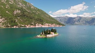 Aziz George Adası ve Karadağ 'ın Perast kentindeki Kayalıkların Efendisi Kilisesi. Kotor Bay Montenegro, Avrupa 'daki Rock Adası' nın Leydisi ve Perast Kilisesi. 4K Drone Görüntüsü.