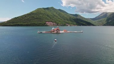 Aziz George Adası ve Karadağ 'ın Perast kentindeki Kayalıkların Efendisi Kilisesi. Kotor Bay Montenegro, Avrupa 'daki Rock Adası' nın Leydisi ve Perast Kilisesi. 4K Drone Görüntüsü.