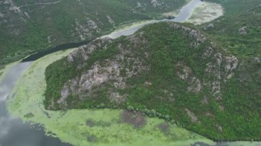 Karadağ 'daki Skadar Gölü yakınlarındaki Pavlova Strana' daki at nalı şeklindeki nehir kıvrımının çarpıcı görüntülerini kaydediyor. Görüntüler 4K 'deki doğal güzelliğin büyüleyici bir görüntüsünü veriyor.. 