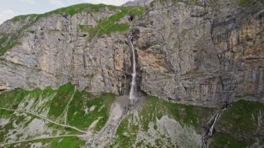 Güçlü bir şelale dağdan aşağı dökülüyor. İsviçre Alplerinde Şelale Buzul ile beslenen Staubifall ve Alpler.
