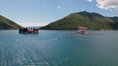 Aziz George Adası ve Karadağ 'ın Perast kentindeki Kayalıkların Efendisi Kilisesi. Kotor Bay Montenegro, Avrupa 'daki Rock Adası' nın Leydisi ve Perast Kilisesi. 4K Drone Görüntüsü.