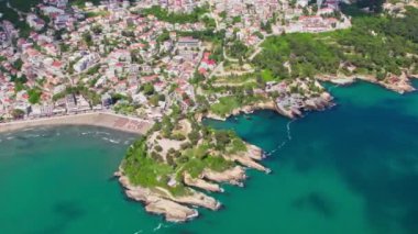 Yaz sezonu boyunca Karadağ 'ın güzel Ulcinj kentinin üzerinde uçan insansız hava aracı. Eski taştan evler ve Adriyatik Denizi sahillerinde yüzen insanlar.. 