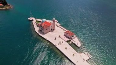 Aziz George Adası ve Karadağ 'ın Perast kentindeki Kayalıkların Efendisi Kilisesi. Kotor Bay Montenegro, Avrupa 'daki Rock Adası' nın Leydisi ve Perast Kilisesi. 4K Drone Görüntüsü.