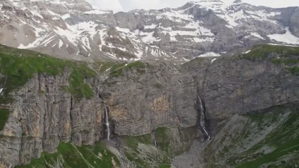 一个强大的瀑布从山上瀑布而下 瑞士阿尔卑斯山的瀑布 特点是冰川喂养的斯塔比法尔和阿尔卑斯山 — 图库视频影像