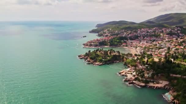 Drone Voando Acima Bela Cidade Ulcinj Montenegro Durante Temporada Verão — Vídeo de Stock