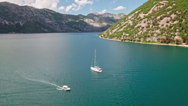 Yacht Nær Saint George Island Perast Montenegro Vår Frue Rock – stockvideo