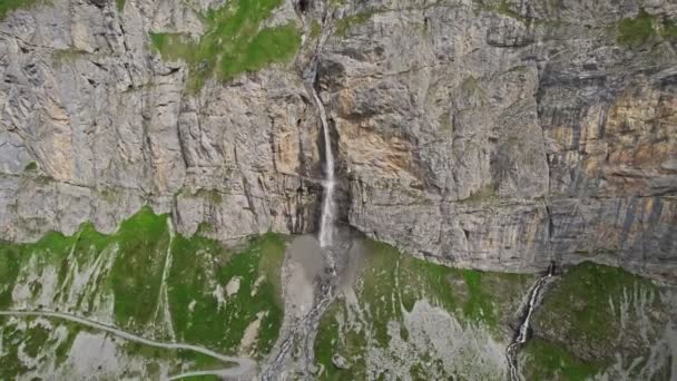 Silný Vodopád Řítí Dolů Hory Vodopád Švýcarských Alpách Ledovcem Napájeným — Stock video