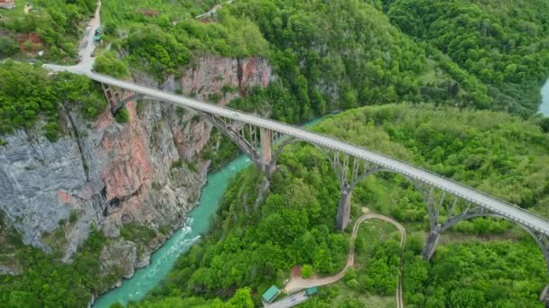 Letecký Bezpilotní Pohled Kultovní Betonový Obloukový Most Djurdjevica Tara Přes — Stock video