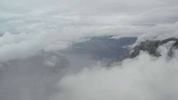 この素晴らしいドローンビデオを通してモンテネグロのラブセン道路 ラブセン国立公園を通ってエレガントに風を吹く蛇の道を目撃してください 山の景観の中でスリリングなジグザッグ — ストック動画