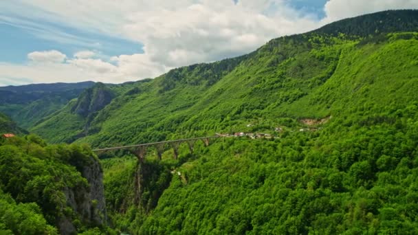 从空中俯瞰黑山塔拉河上标志性的Djurdjevica Tara混凝土拱桥 拍在4K与慢动作 — 图库视频影像
