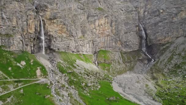 Potężny Wodospad Kaskady Dół Góry Wodospad Alpach Szwajcarii Staubifall Alpami — Wideo stockowe