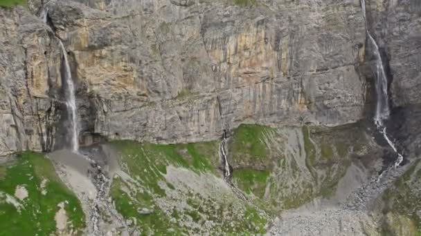 Silný Vodopád Řítí Dolů Hory Vodopád Švýcarských Alpách Ledovcem Napájeným — Stock video