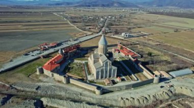 Alaetti manastırı ve tarım alanlarının havadan görünüşü, Kakheti bölgesi, Gürcistan, Kafkasya, 4k. Kakheti, Gürcistan 'ın doğusunda yer alan bir bölge..