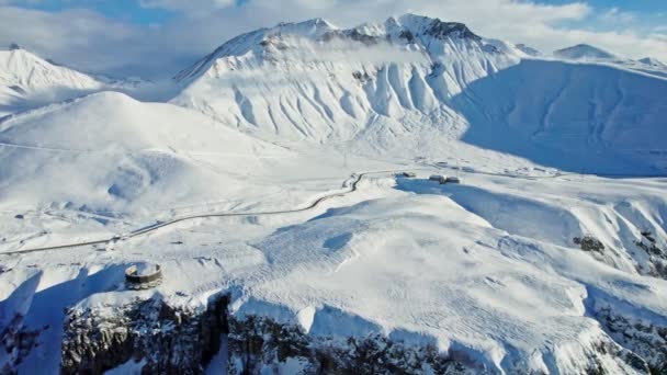 Luchtfoto Van Een Besneeuwde Bergketen Bij Zonsopgang Een Skigebied Drone — Stockvideo