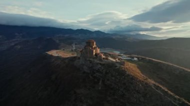 Jvari Manastırı, Gürcistan 'ın Mtskheta kenti yakınlarında bir altıncı yüzyıl Gürcü Ortodoks manastırıdır. Jvari, günümüze kadar neredeyse hiç değişmemiş bir Orta Çağ Gürcistan kilisesinin nadir vakasıdır.. 