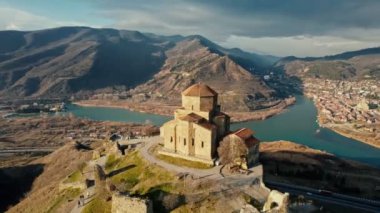Jvari Manastırı, Gürcistan 'ın Mtskheta kenti yakınlarında bir altıncı yüzyıl Gürcü Ortodoks manastırıdır. Jvari, günümüze kadar neredeyse hiç değişmemiş bir Orta Çağ Gürcistan kilisesinin nadir vakasıdır.. 