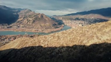 Jvari Manastırı, Gürcistan 'ın Mtskheta kenti yakınlarında bir altıncı yüzyıl Gürcü Ortodoks manastırıdır. Jvari, günümüze kadar neredeyse hiç değişmemiş bir Orta Çağ Gürcistan kilisesinin nadir vakasıdır.. 