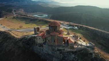 Jvari Manastırı, Gürcistan 'ın Mtskheta kenti yakınlarında bir altıncı yüzyıl Gürcü Ortodoks manastırıdır. Jvari, günümüze kadar neredeyse hiç değişmemiş bir Orta Çağ Gürcistan kilisesinin nadir vakasıdır.. 