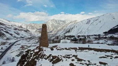 İnsansız hava aracı görüntüleri. Dağ vadisi. Gürcistan 'ın Kazbegi vadisinde karla kaplı dağlar. 