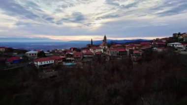 Sighnaghi şehrinin hava manzarası - Gürcistan 'ın Signagi kasabası Kakheti' nin en doğusundaki Gürcistan şehri. Georgias turizm endüstrisinin önemli merkezi. Georgia 'daki Alazani Vadisi. 