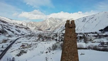 İnsansız hava aracı görüntüleri. Dağ vadisi. Gürcistan 'ın Kazbegi vadisinde karla kaplı dağlar. 