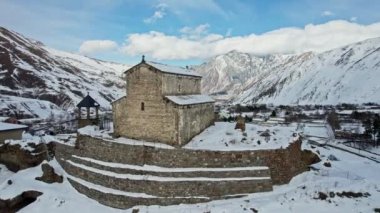 İnsansız hava aracı görüntüleri. Dağ vadisi. Gürcistan 'ın Kazbegi vadisinde karla kaplı dağlar. 