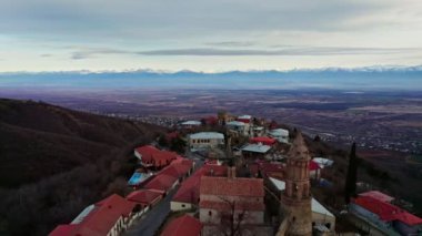 Sighnaghi şehrinin hava manzarası - Gürcistan 'ın Signagi kasabası Kakheti' nin en doğusundaki Gürcistan şehri. Georgias turizm endüstrisinin önemli merkezi. Georgia 'daki Alazani Vadisi. 