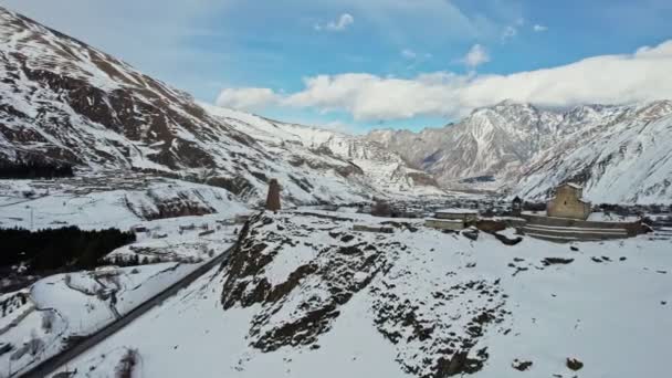 Imágenes Aviones Tripulados Valle Montaña Montañas Nevadas Valle Kazbegi Georgia — Vídeos de Stock