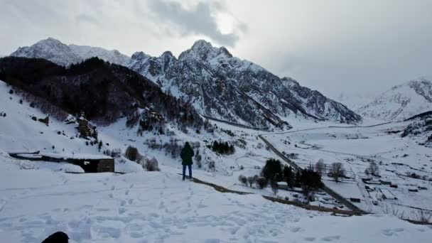 Безпілотні Кадри Гірська Долина Сніжні Гори Долині Казбегі Грузії — стокове відео