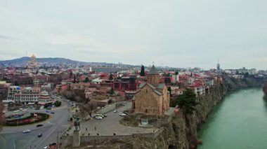 Gürcistan 'daki Narikala Kalesi ve Eski Tiflis Şehri. 4K 'da hava aracı atışı.. 